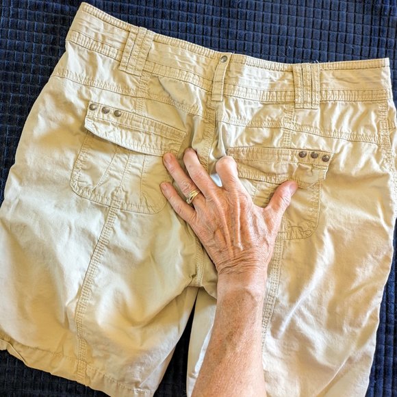 Natural Reflections - women’s beige khaki cargo cotton shorts Sz 10 - Picture 2 of 12
